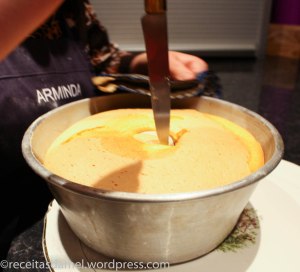 Aider au démoulage avec un couteau