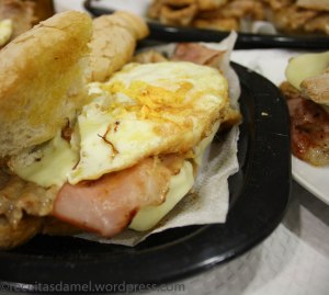 Le bifana complet : oeuf au plat, bacon, viande, fromage ;)