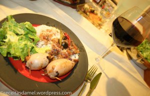 Les lulas recheadas de ma maman :) accompagnés de riz, salade verte et vin rouge
